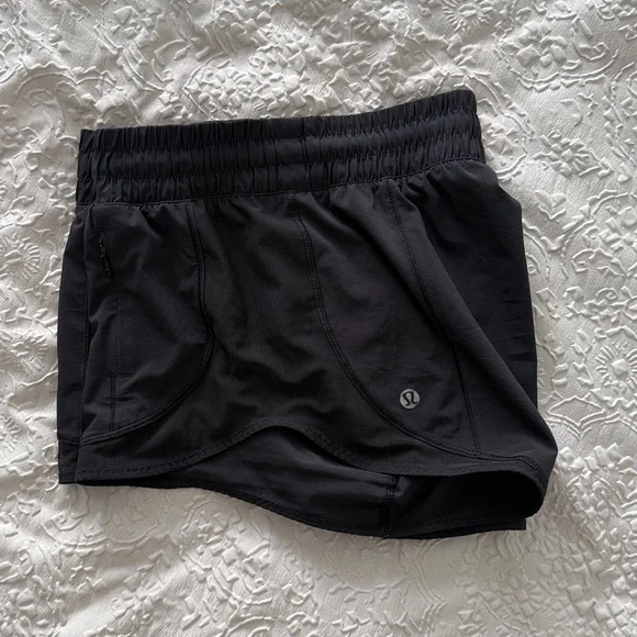 lululemon athletica Hotty Hot Low-Rise Unlined Short 2.5" Black Shorts Sz 6 - Picture 11 of 13